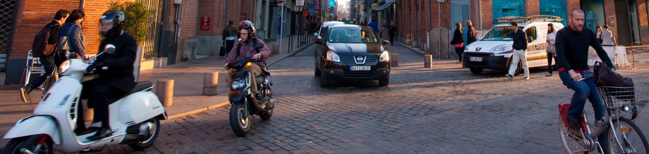 CN1220 French people on their way to work in the early morning at Place du Capitole, Toulouse, France