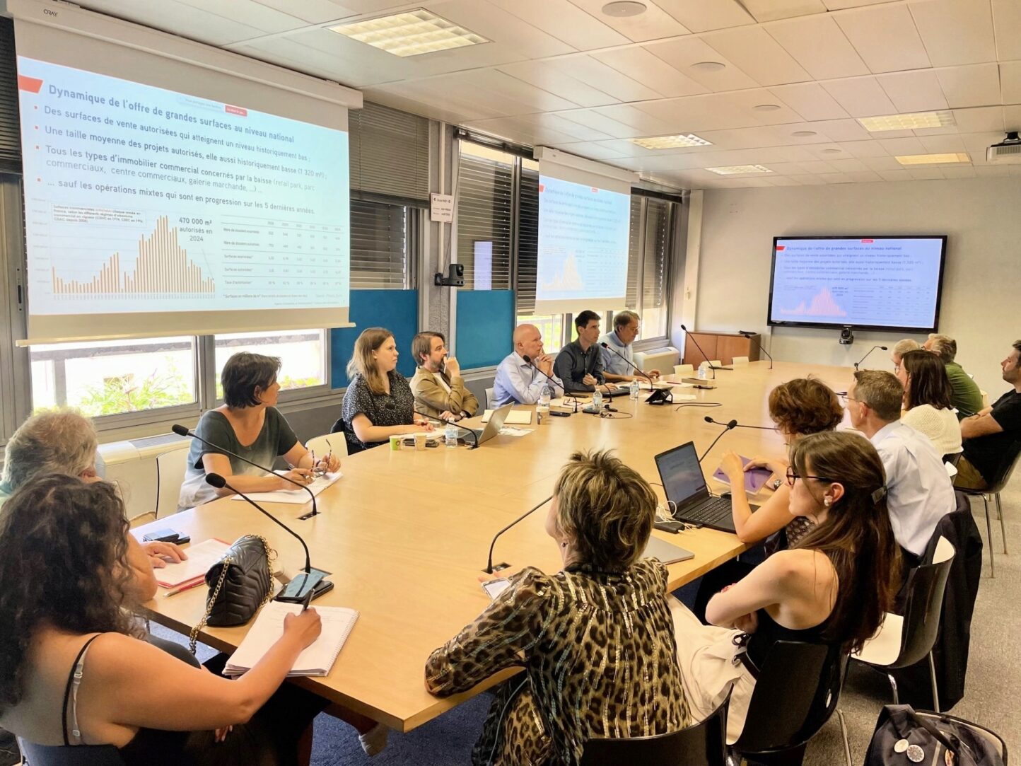 Photo des intervenants de la rencontre des observatoires sur le e-commerce, organisée par l'AUAT en juin 2025