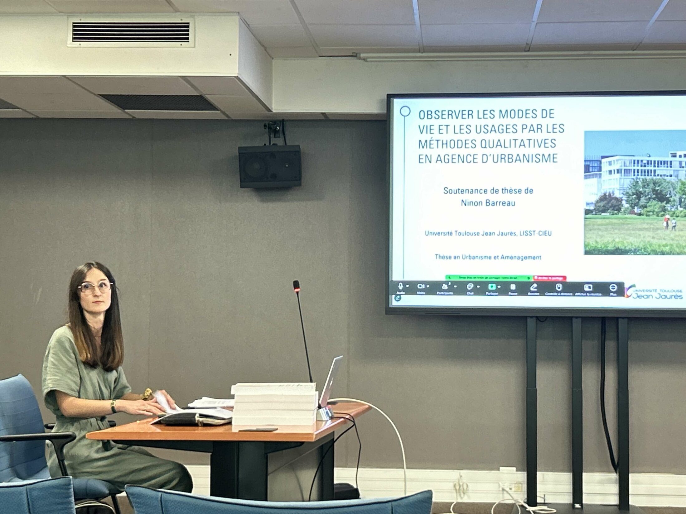 Photo de Ninon Barreau lors de sa soutenance de thèse en juin 2025, portant sur les enquêtes qualitatives utiles pour comprendre les modes de vie des habitants et orienter les politiques d'urbanisme