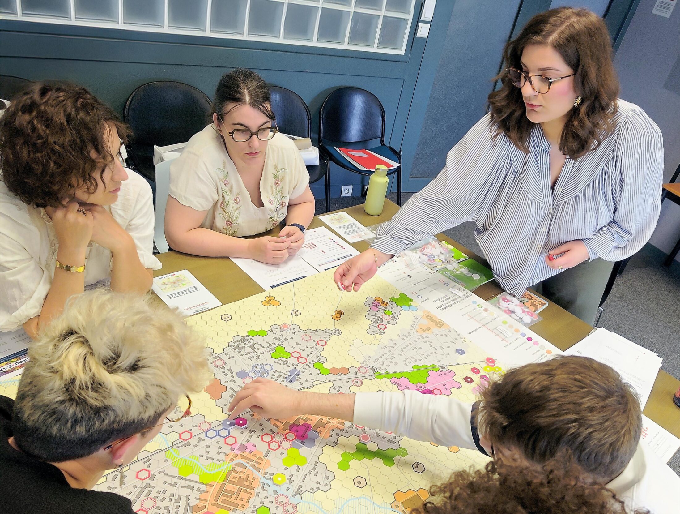 photo d'une formation Play-ZAN délivrée par l'AUAT, mettant en situation autour du plateau de jeu de futurs animateurs