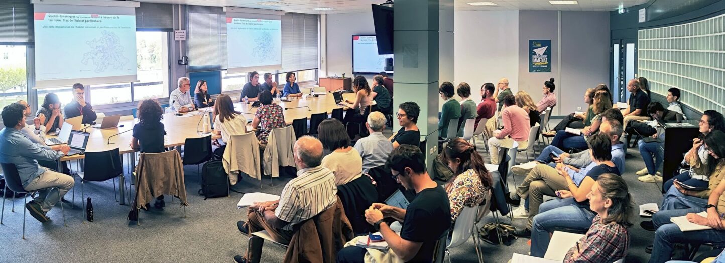 Les intervenants et participants réunis à l'AUAT pour la rencontre de la planification 2025, sur le thème "construire la ville sur elle même"