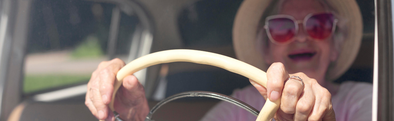 Photo d'une senior au volant d'une voiture