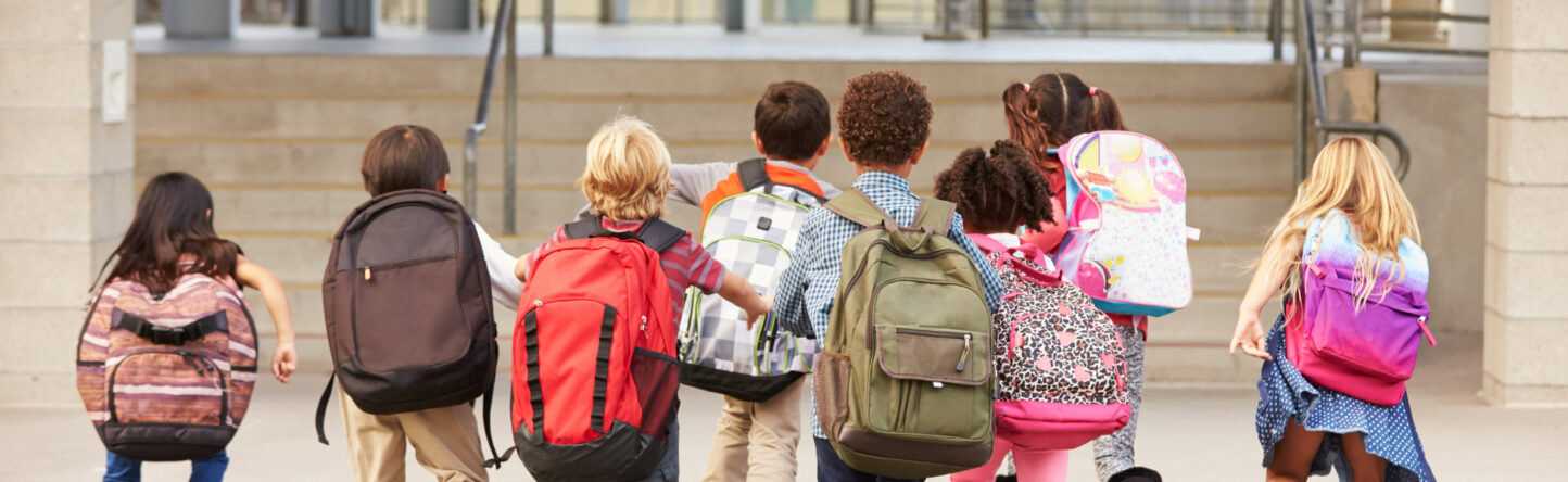 Photo représentant des enfants en route vers l'école