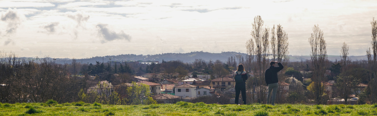 Photo d'un paysage avec deux personnes, autour de la ville de Toulouse