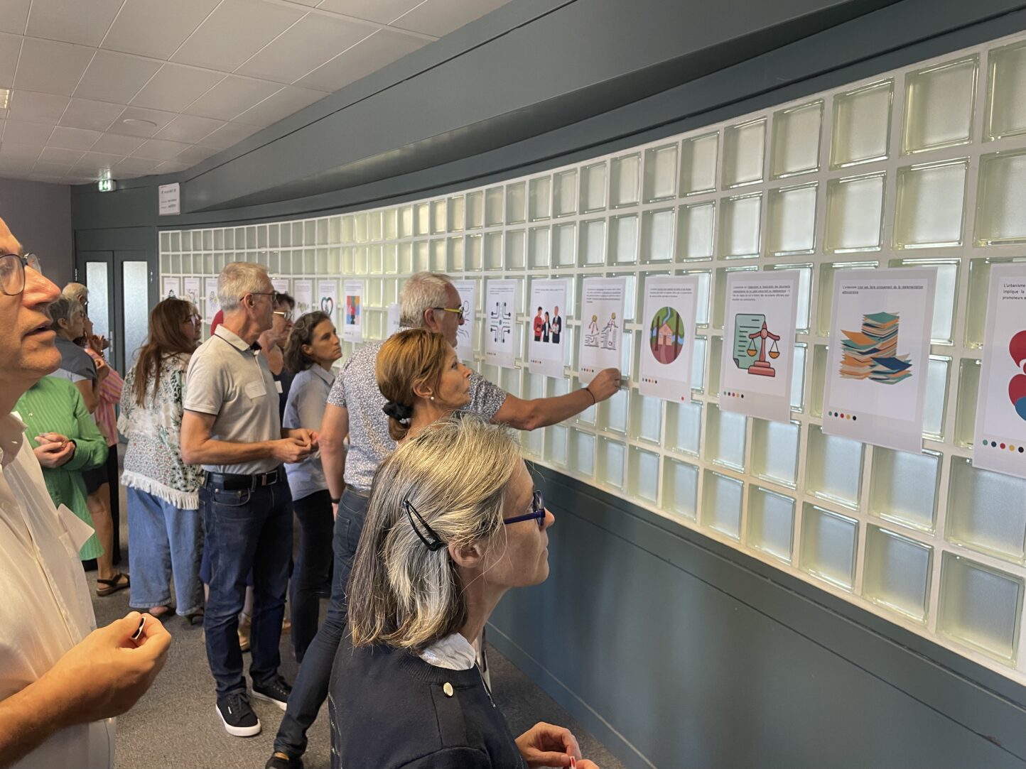 Photo d'&eacute;lus qui interagissent autour de d&eacute;finitions de l'urbanisme