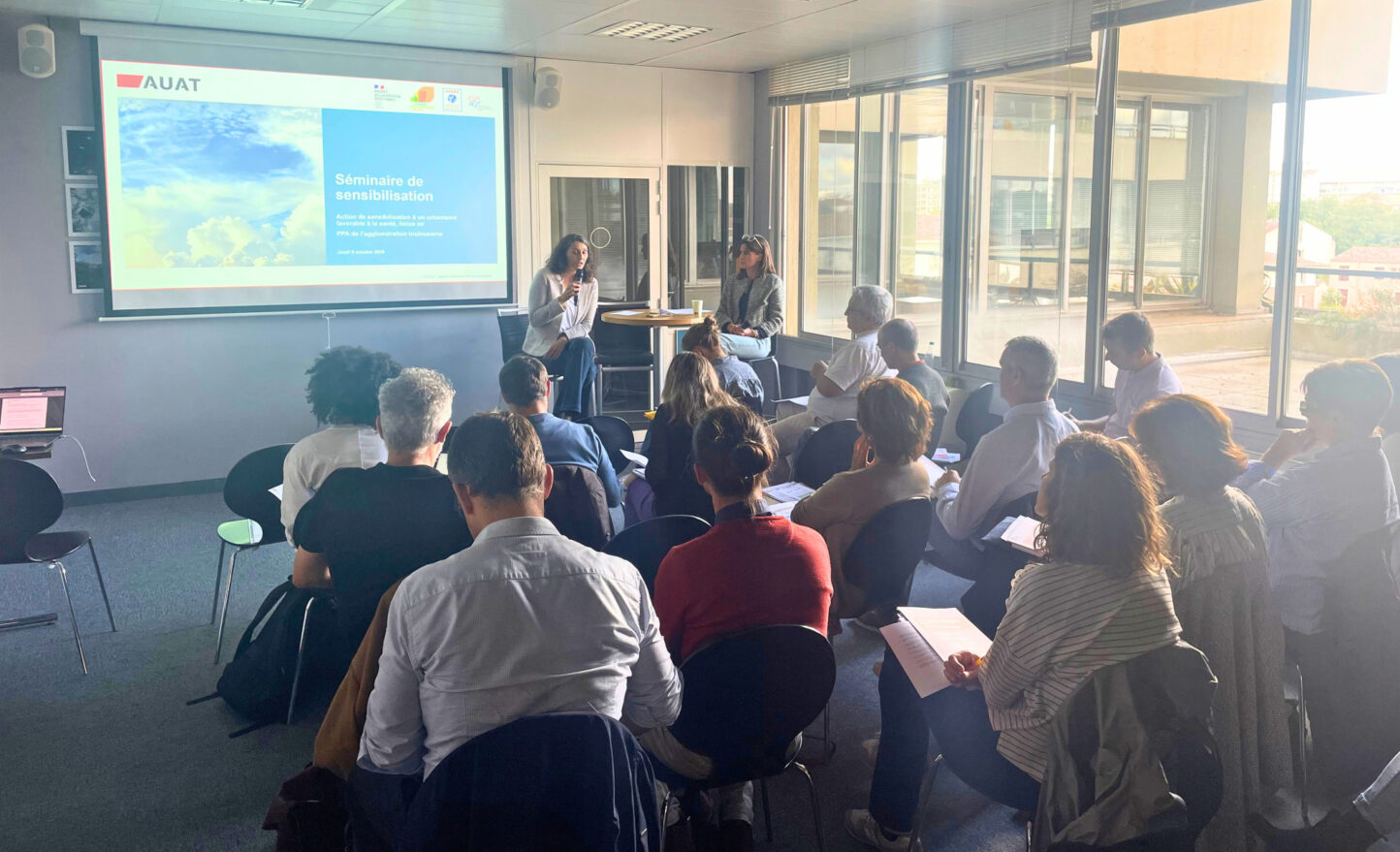 Photo de la rencontre sur le plan de protection de l'atmosphère organisée le 8 octobre 2026 par l'AUAT, avec au micro Virginie Rebillé, chargée de mission air et transition énergétique, DREAL Occitanie.